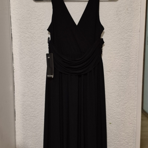 Elegant Black Dress - Picture 3 of 4